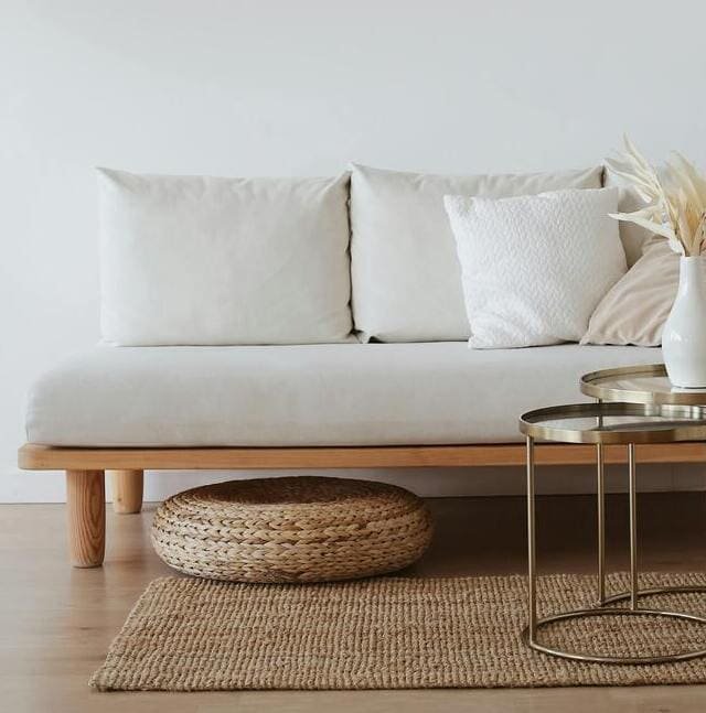 sala moderna con muebles minimalistas